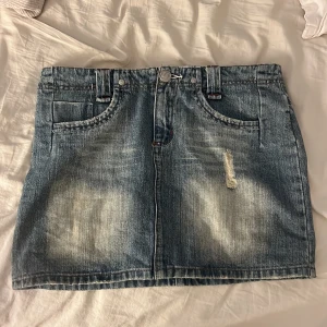 Jeanskjol  - Säljer min skitsnygga jeans kjol som jag köpte i somras men kom inte till användning 💓