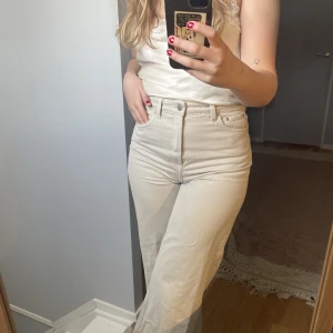 Beiga jeans från Weekday - Beiga Weekday jeans med vida ben. Storlek W28 och L32, jag är 170 cm. Använde mycket förut, men tyvärr inte längre ❤️