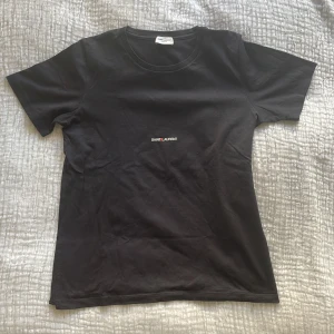 Saint Laurent t-shirt - Storlek M  Använd 2-3 ggr  Skicka 8/10 Bud går även bra.