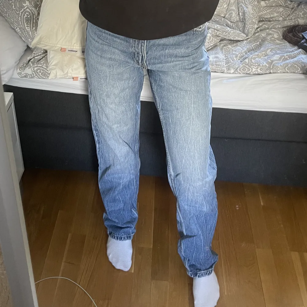 raka jeans från bershka, jättefin passform . Jeans & Byxor.