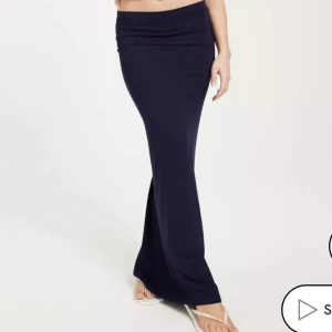 Lång lågmidjad kjol - Lång lågmidjad kjol. Står ingen storlek men passar mig som vanligtvis är S, jag är 162cm. Den sitter bra och är lätt att gå i då det är stretchigt material. Passar till ALLT.   ❗️OBS❗️ kjolen på första bilden ser inte exakt ut som kjolen jag säljer