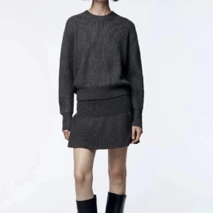 Zara kjol - Säljer den här populära kjolen från zara. Jättefin till sommaren. Sparsamt använd. Köparen står för frakten.