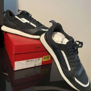 Hugo Boss sneakers - Storlek 43 Använda ca 10 gånger Lite skråmer på innersulan (inget som syns)