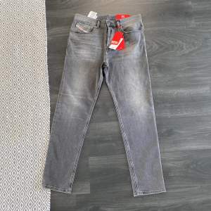 Ett par diesel jeans i nyskick, aldrig använda. Storlek W32 L34, tapered fit. Är inte nöjd med passformen och butiken hade inget öppet köp, därför säljer jag dem. Nypris 999kr. Kan skickas och mötas upp i Uddevalla området:) 