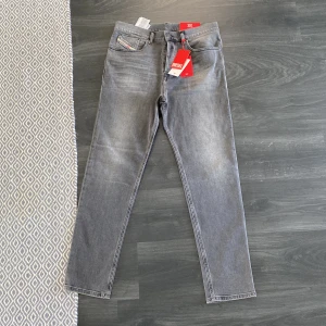 Diesel Jeans - Ett par diesel jeans i nyskick, aldrig använda. Storlek W32 L34, tapered fit. Är inte nöjd med passformen och butiken hade inget öppet köp, därför säljer jag dem. Nypris 999kr. Kan skickas och mötas upp i Uddevalla området:) 