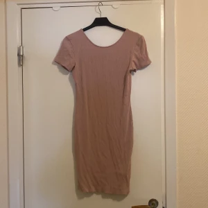 Klänning - Säljer denna jätte söta klänning, använd en gång. Stl M men passar även för stl S. 
