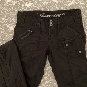 Cargobyxor - Lågmidjade byxor från espirit. Köpta på plick men lite för små för min smak. Fint skick. Skriv för mått