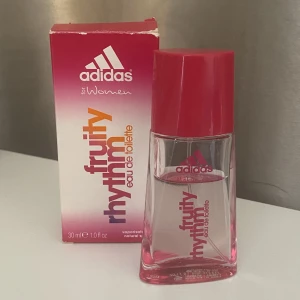 Adidas parfym - Adidas parfym (kvinna). Använd men mer än 2/3 kvar. Luktar likadant som ny och har bra kvalitet. Betydligt sänkt pris p.g.a. använt skick. 