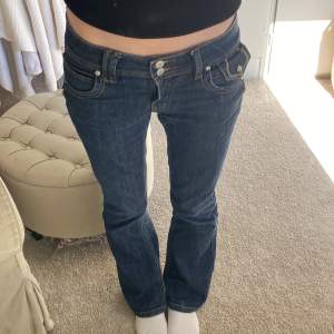 Skit snygga jeans som har blivit för kort för mig:(  midjemåttet är 76cm, längden i benen är 76,5cm. De är lite slitna längst ner vid hälarna men ingen man märker!
