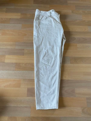 Straight leg jeans - Säljer jeansen då de är för små för mig. Skriv för mer bilder å frågor