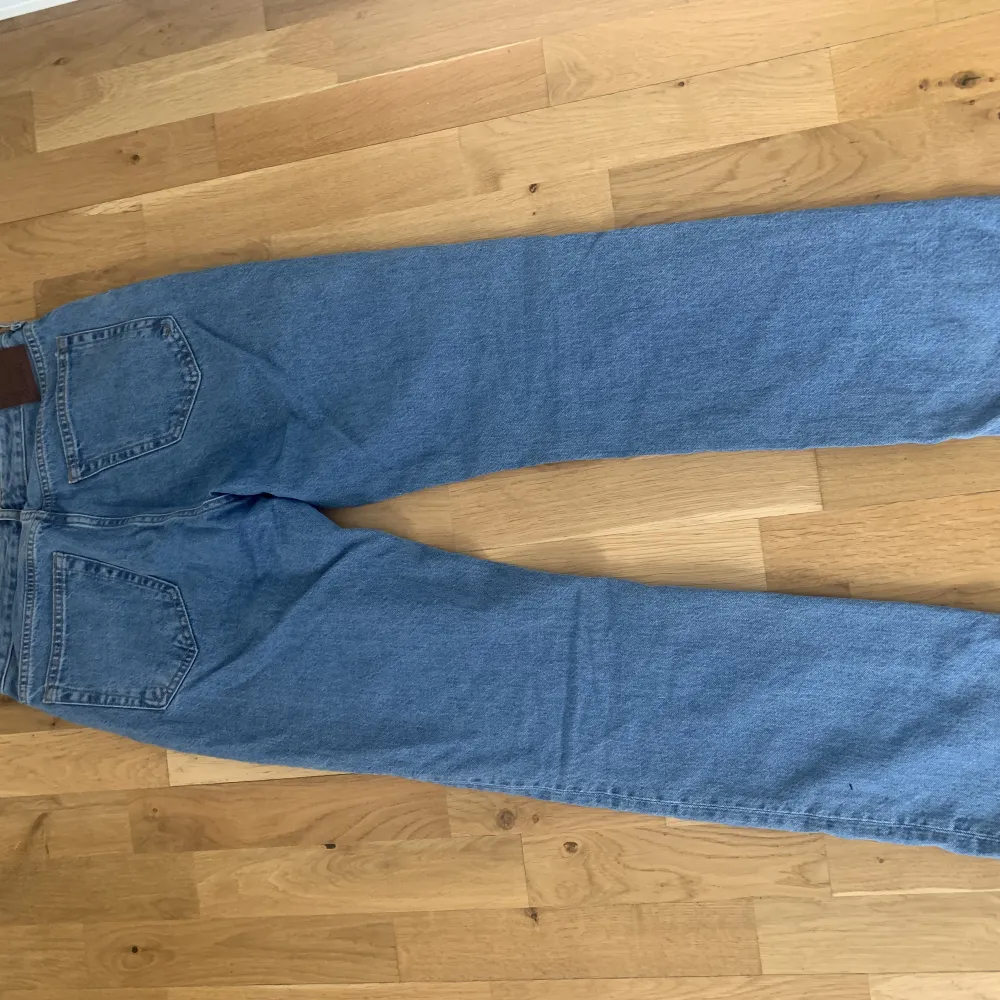 Storlek: midja 26 och längd 32, köpta från bikbok. Jeans & Byxor.