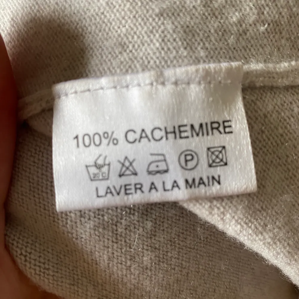 Kashmir T shirt köpt i Paris för 1800kr! Tecken på användning finns därav priset. Underbart skön och mjuk 🥳🥳. Stickat.