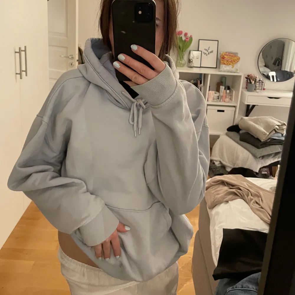 Superfin blå hoodie som är perfekt till en sommarkväll😍Den är från weekday och inte använd många gånger . Hoodies.