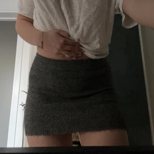 Lågmidjad kjol - Så snygg kjol från Gina tricot i grå ”stickad” material. Kortare i midjan. Lite för kort och tajt på mig, dock stretchigt material! Använd Max 4 gånger 