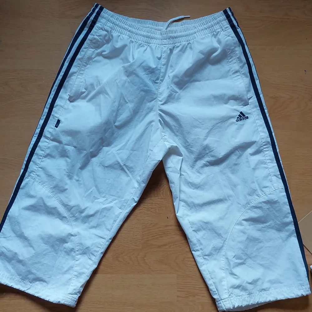 Säljer ett par Adidas byxor perfekt inför sommarens aktiviteter. Byxorna är luftiga och i bra skick! De har också 2 fickor med blixtlås. Strl: S. Jeans & Byxor.