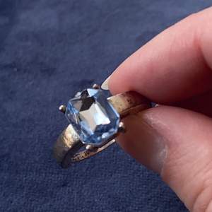 Fin silvrig ring med isblå sten