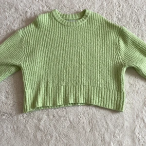 Green sweatshirt  - The shirt is tight around the next to avoid seeing what’s underneath, amazing on this shirt.