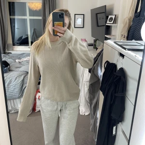 Stickad tröja H&M  - Säljer denna beiga stickade tröjan. Köptes på second hand, är använd och därför lite sliten, men ser fortfarande fräsch ut💕