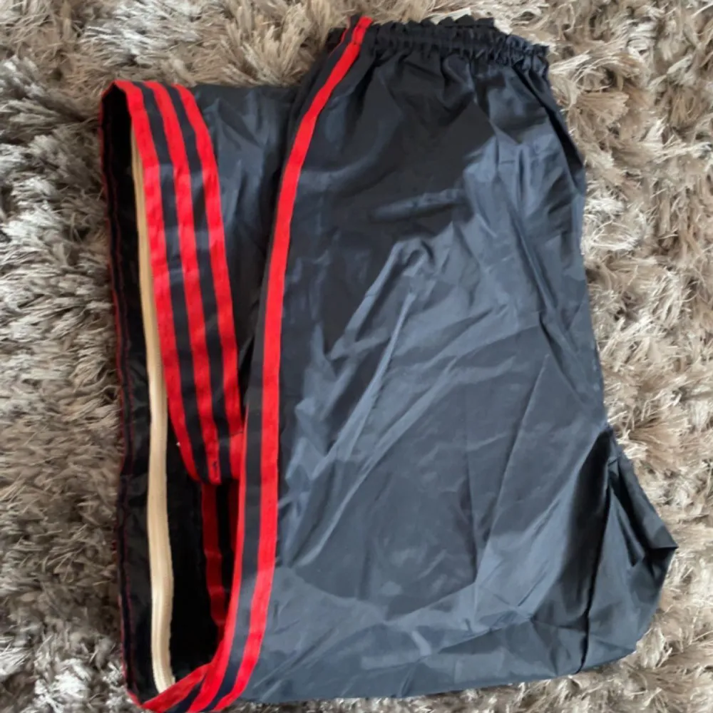 Väldigt rare vintage adidas ifrån 70’s-80’s i 100% nylon . Jeans & Byxor.