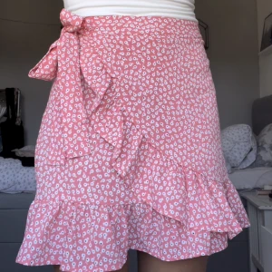 Volangkjol - Supersöt blommig volangkjol, perfekt till sommaren🌸🌷🌼