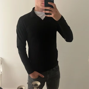 Snygg tröja med krage  - Superfin tröja ifrån Riley använd max 2 gånger. Skönt material och till ett bra pris. Kolla gärna in det andra på min sida. 