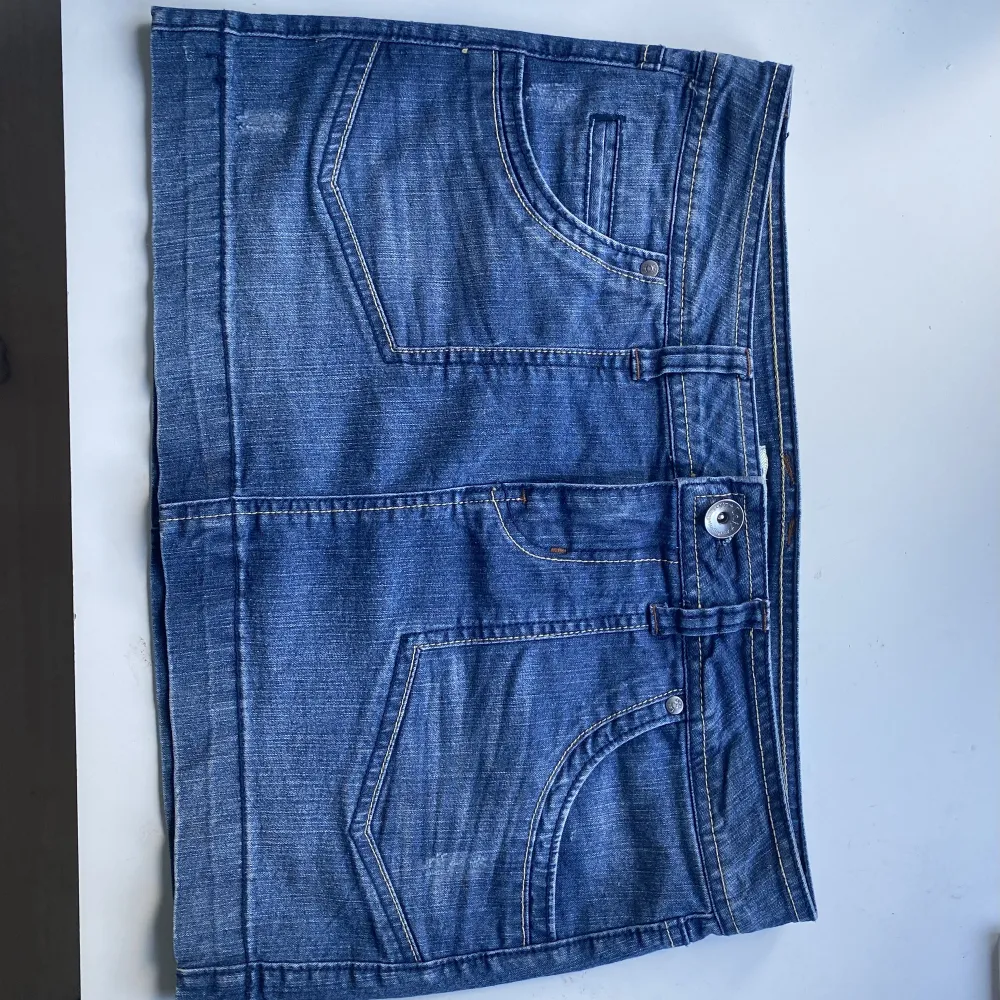 Lågmidjad jeanskjol med coola fickor Midjemått: 84 cm Längd: 33 cm. Kjolar.