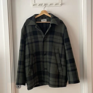 Weekday rock - Rock från weekday, lite tjockare. Väldigt oversized, passar snarare som en L. Sitter bra på mig som är 179 cm :) 