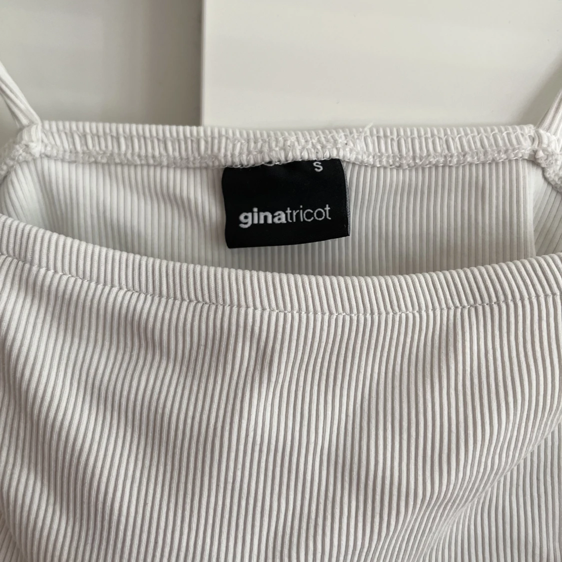 Vit ribbad topp - 91