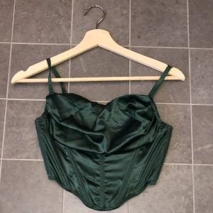 Korsett mörkgrön - Använt 1 gång. Mjukt tyg, kan justeras vid axelband.