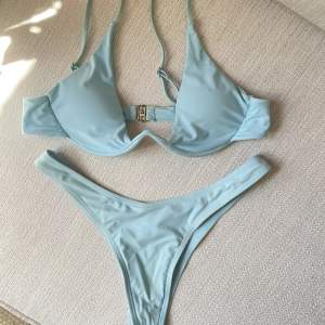 Superfin blå färg på bikinin, högmidjade bikinitrosor i stringmodell🌷