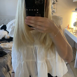Vit topp - Säljer denna vita topp, helt ny och prislapp kvar, säljer pga fel storlek för mig 💞