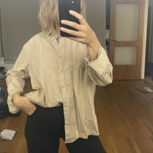 Beige skjorta  - Knappt använd skjorta från hm.