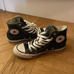 Converse - Converse i bra skick som tyvärr är försmå för mig💕