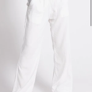 LAGER157 DENISE LINNEBYXOR - 🫵🏼INTRESSEKOLL🫵🏼 Har två par linnebyxor i svart och vitt från lager157 i storlek L. Modellen heter denise, hör av dig för mer bilder eller ev köp💕 Säljer båda för 300 eller 1 par för 150 . Pris kan diskuteras 