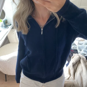 Soft Goat Zip Hoodie - Soft goat hoodie. Använd men bra skick förutom ett jättelitet hål på mudden (se sista bilden). Inget som syns och kan enkelt sys igen. storlek M men passar mig som är xs/s