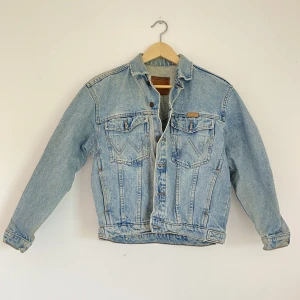 Jeansjacka  - Ljusblå jeansjacka från wrangler💙💙