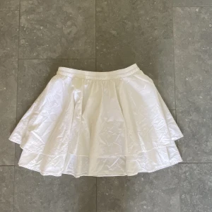 Kjol - Vit volang kjol från weekday 