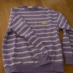 Junkyard sweatshirt  - Lila sweatshirt från junkyard Storlek M, fint skick