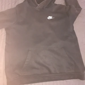 Hoodie - En snygg svart nike hoodie. Använd fåtal gånger. Köpt för 2 månader sedan! Väldigt fin och skön.