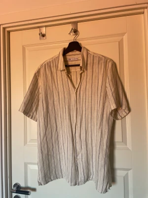Skjorta - Kortärmad linneskjorta från Zara. Använd 2 gånger. Fråga gärna! Pris kan diskuteras.