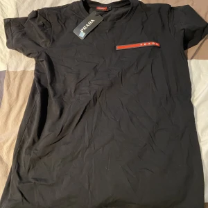 Prada t-shirt - Prada t-shirt helt oanvänd