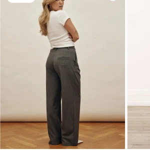 Grå kostymbyxor - Säljer mina underbara kostymbyxor från djerf avenue då de förtjänar mer användning, de är i storlek xxs men stora i storleken, jag har xs i vanliga fall och de skulle nog kunna passa en s med 😍💕