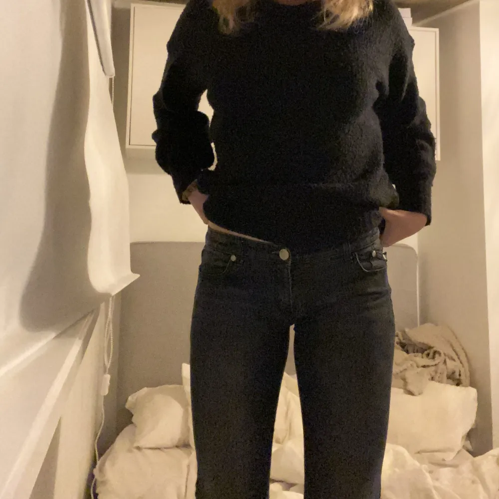 Skitsnygga raka Victoria Beckham jeans som är gråa i färgen. Jag är 173 å dem går ända ner till marken för mig. Passar mig som har storlek 38/40💗💗 kan gå ner i pris med snabb affär. Jeans & Byxor.