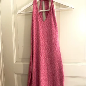 Sommarklänning  - Sommarklänning som Passar också till fest kläning i färgen rosa och i storlek L 