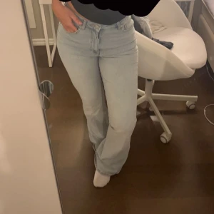 Blå jeans  - Jättesnygga blåa utsvängda jeans från NA-KD! Säljer pga att de inte kommer till användning. I storlek 36, endast använda 1 gång! (Mycket bra skick) 
