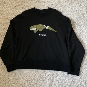 Palm angels Crocodile sweatshirt - Säljer för att den ej passar mig när jag köpte den.  Storlek: M Användning: Endast provad Nypris 4000kr Äkta, finns bevis genom tagg och scann
