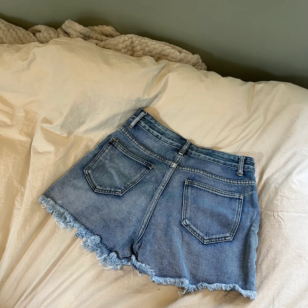 Jeans shorts från shein, superfina men beställde en för stor storlek. Perfekta nu inför sommaren, storlek medium. Nypris - 179kr. Mitt pris - 99kr + frakt.. Shorts.