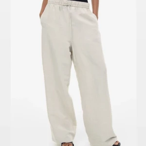 Linnebyxor och linneshorts - Nytt och oanvänt!  Stl L PRIS: 170kr för byxorna, 100kr för shortsen eller 200 kr för båda.  (Finns på H&M)