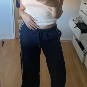 Cargo byxor  - Skit snygga oanvända med prislapp kvar  Från Shein  För korta för mig (1,84) 