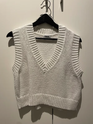stickad väst - vit stickad väst, aldrig använd. Pris kan diskuteras 🤍
